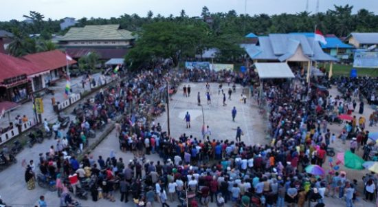 Teks foto: Disaksikan Ribuan Pasang Mata, DR. H. Ferryandi Resmi Tutup Open Turnamen Pemuda Volley Ball Kecamatan Gas 2023